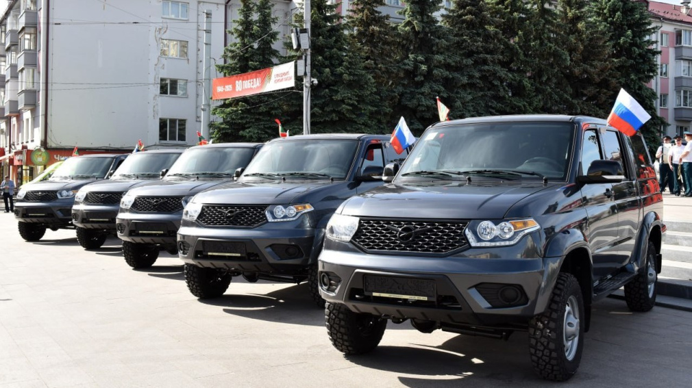 Брянским пограничникам вручили ключи от автомобилей