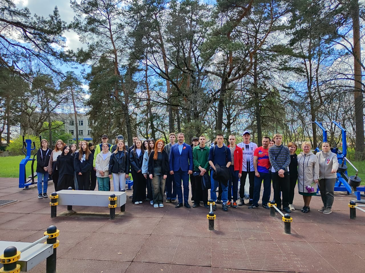 В парке имени Князева посёлка Навля состоялась молодёжная тренировка, приуроченная к спортивному марафону «Сила России»