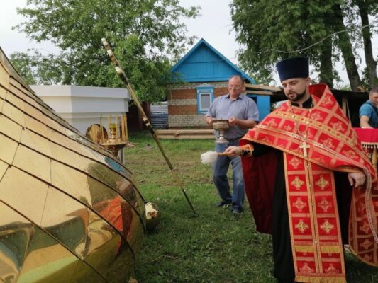 В Клинцовском районе Брянщины на храме засияли новые купол и крест