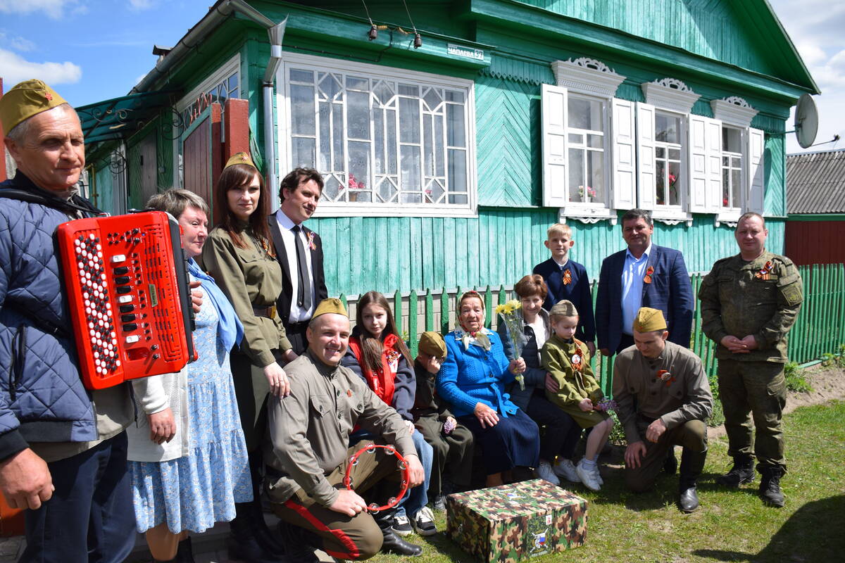 В брянском Климово для ветеранов возле их домов звучали песни военных лет