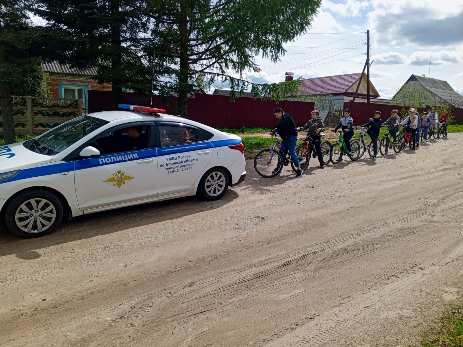 К 80-й годовщине Победы в селе Бяково Навлинского района прошел велопробег ЮИДовцев местной школы и Госавтоинспекции