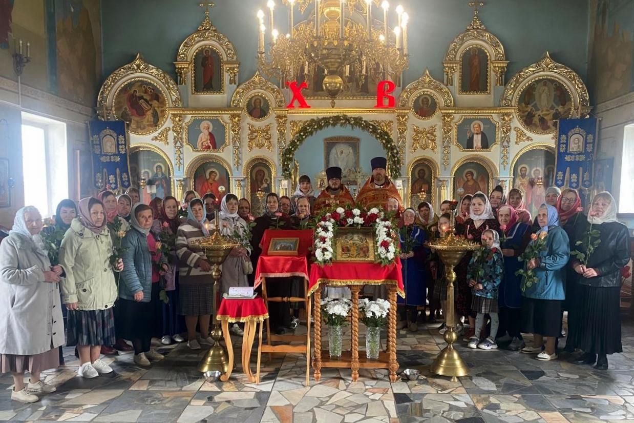 В Неделю жен-мироносиц в храме в честь Казанской иконы Божией Матери пос. Навля состоялось праздничное богослужение