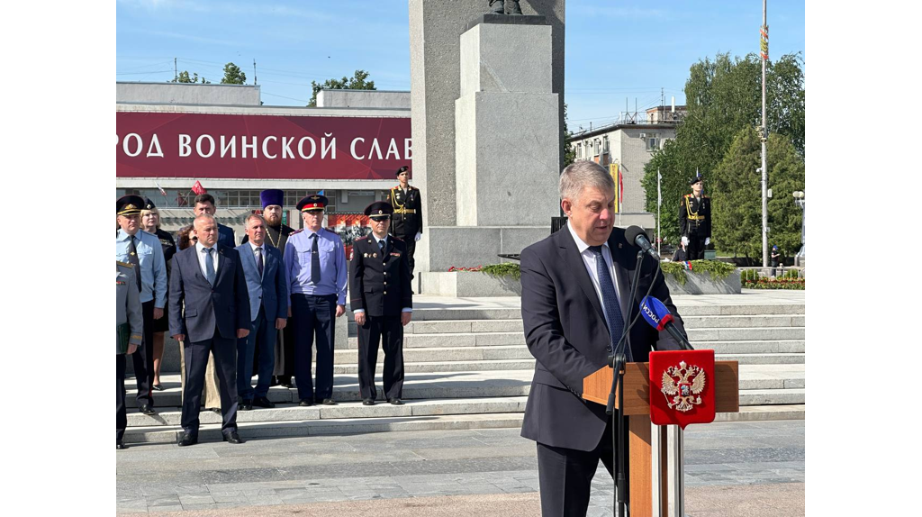 В Брянске на площади Партизан прошел митинг ко Дню пограничника