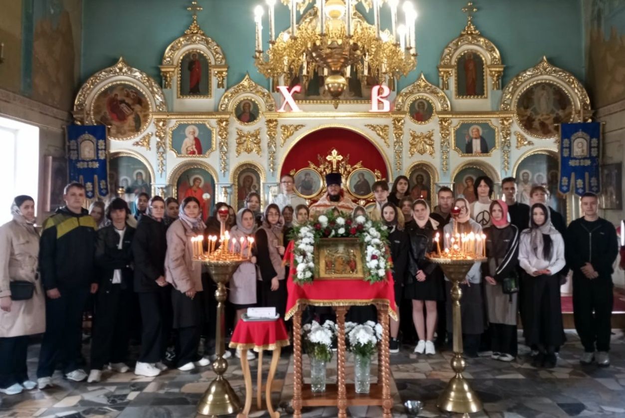 В храме поселка Навля совершен молебен для выпускников школ