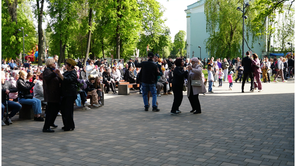 В День Победы брянцы вальсировали под военный оркестр Росгвардии