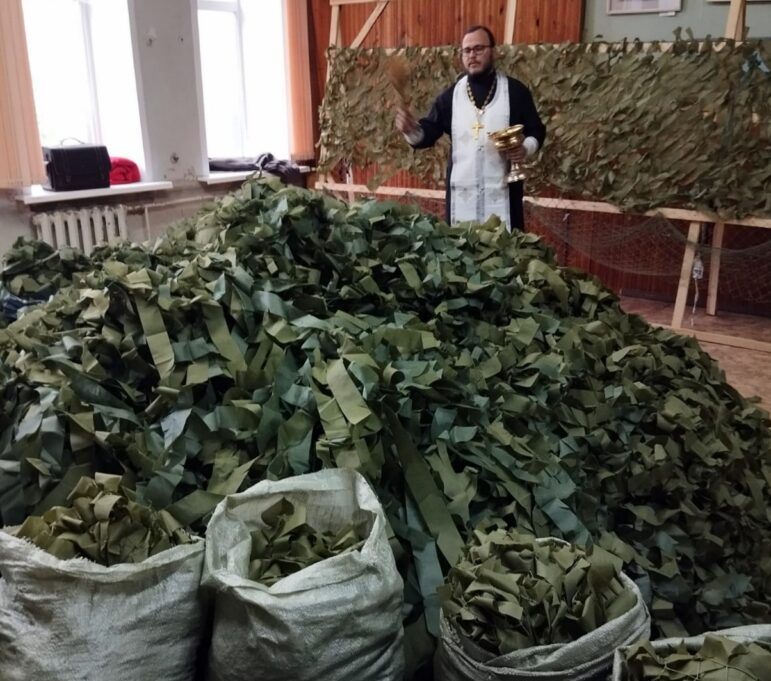 Благочинный Навлинского церковного округа очередной раз посетил объединение «серебряных» волонтеров «Энергия добра!» и освятил партию маскировочных сетей