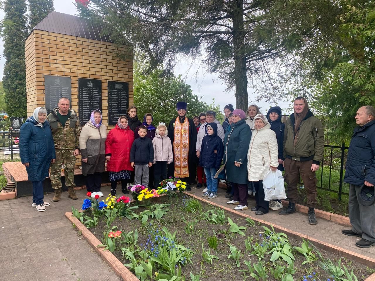 Благочинный Навлинского церковного округа совершил заупокойные панихиды на братских могилах советских воинов, погибших в боях с немецко-фашистскими захватчиками