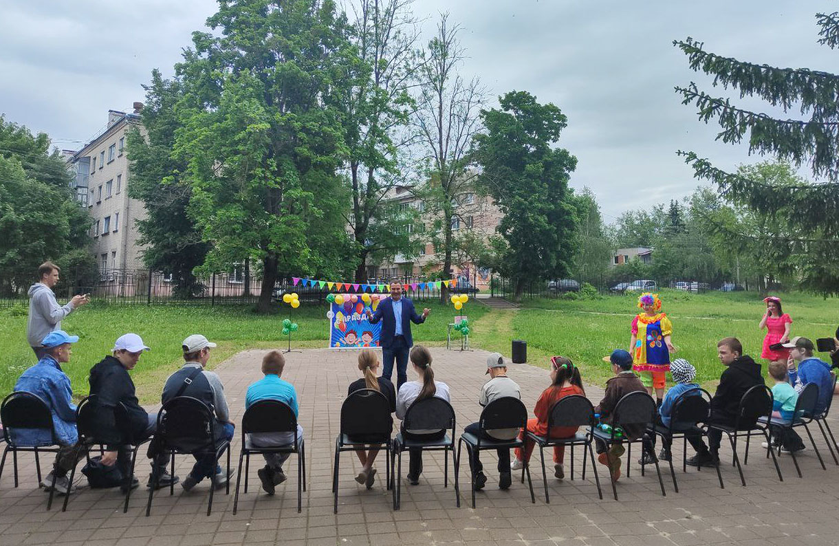 Для ребят с ограниченными возможностями здоровья был организован праздник в сквере имени П.И. Деревянко