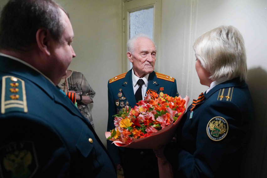 Сотрудники Брянской таможни поздравили ветерана Николая Редикульцева с 80-летием Победы