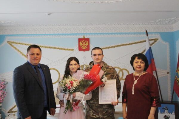 Защитники из брянского Карачева создали семьи в праздничный день