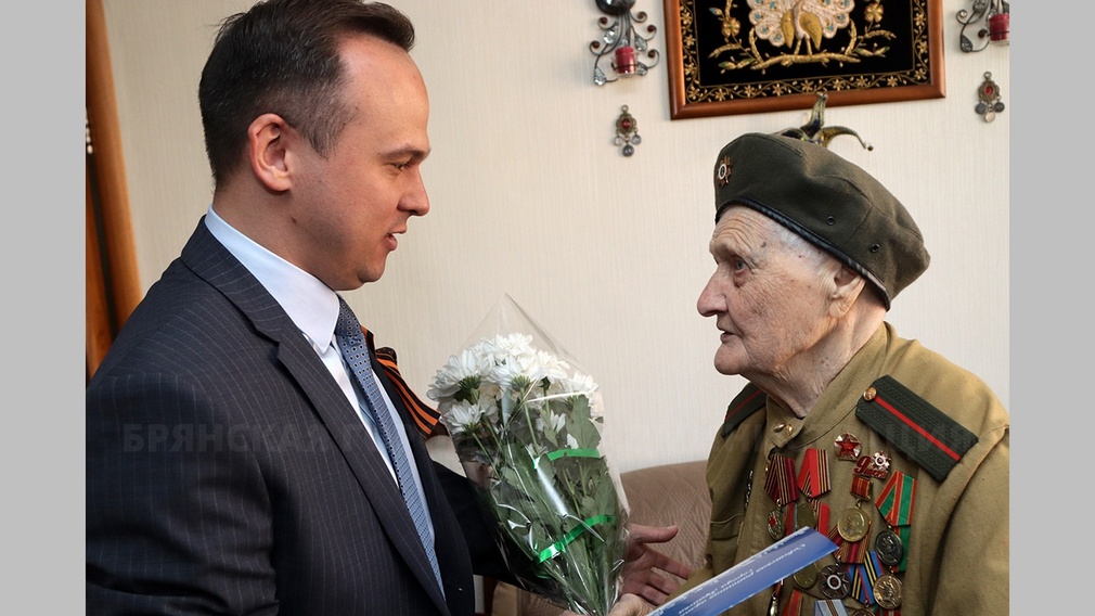 Брянского ветерана войны Палину Сергееву поздравили с 80-летием Победы