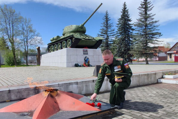 В брянской Клетне у Вечного огня участник СВО почтил память погибших
