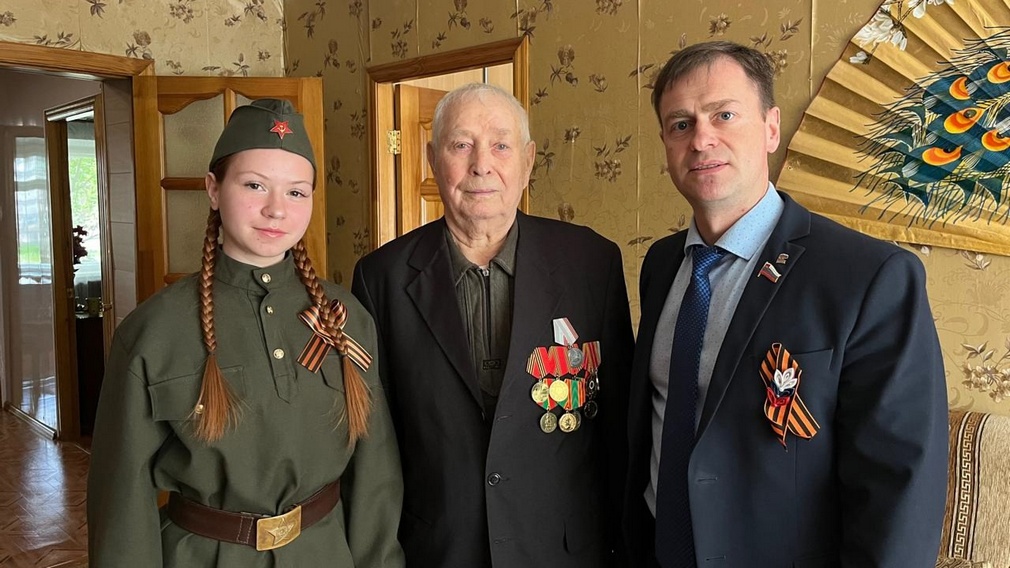 В Брянске ветеранов с праздником поздравили на дому