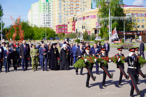 Брянский губернатор Александр Богомаз возложил цветы к стеле Воинской славы