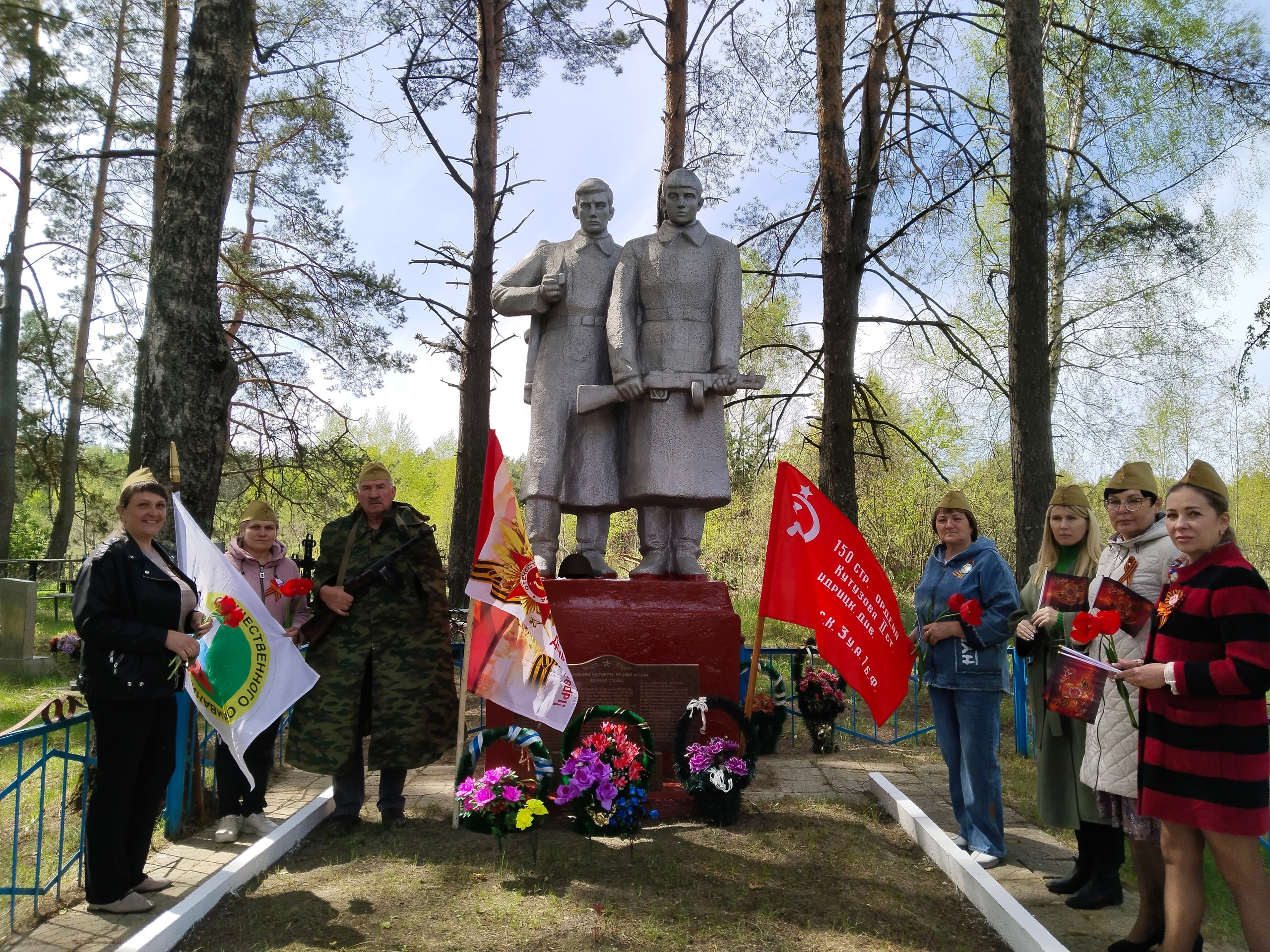 Сотрудники Навлинского психоневрологического интерната возложили цветы к Братской могиле