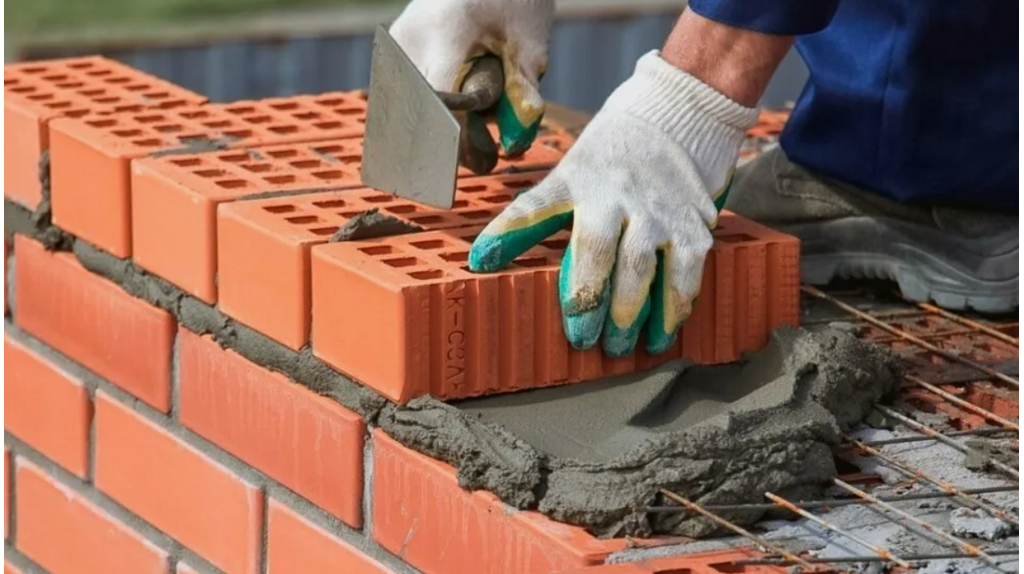 В Брянске гомельские строители возводят многоквартирный жилой дом