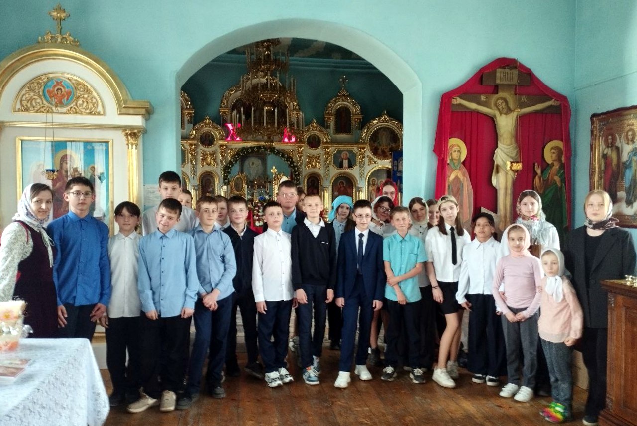 Шестиклассники Навлинской школы №2 посетили Казанский храм поселка Навля и смогли поучаствовать в Пасхальном звоне