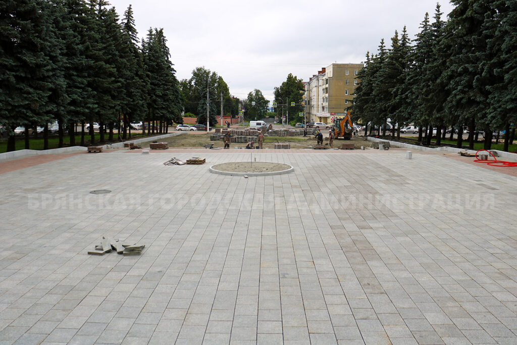 В Брянске на площади Октябрьской революции продолжаются работы по благоустройству