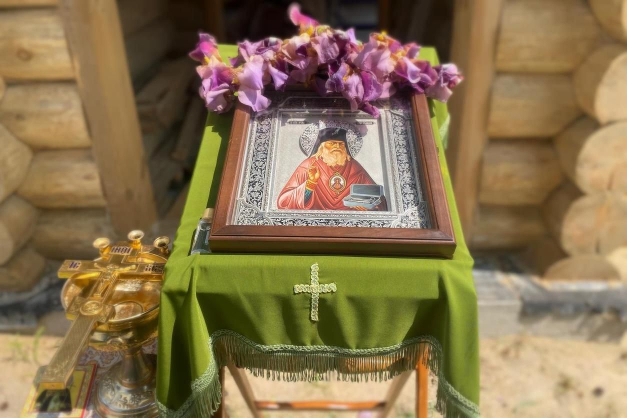 В день памяти Святителя Луки на территории Навлинской больницы было совершено молебное пение у строящегося храма в честь его святого имени