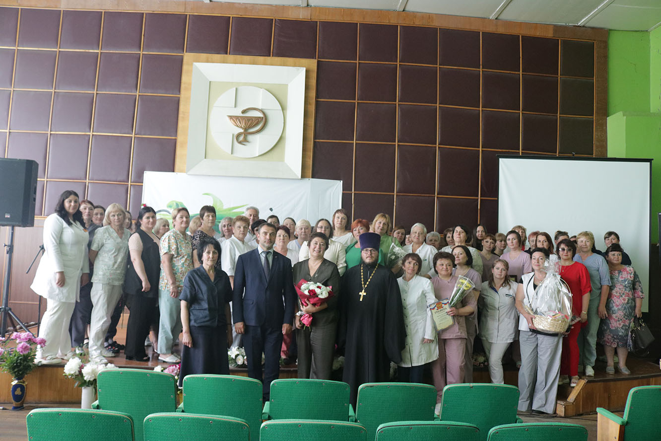 Сотрудников Навлинской ЦРБ поздравили с наступающим профессиональным праздником