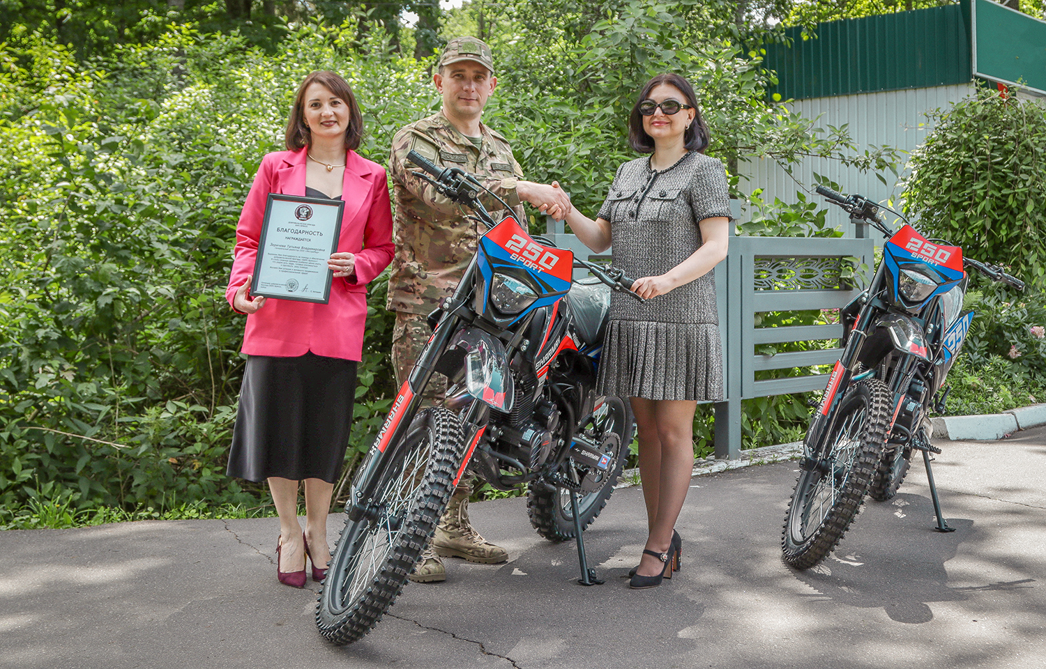 Бизнесмены Фокинского района Брянска подарили бойцам «БАРСа» два кроссовых мотоцикла