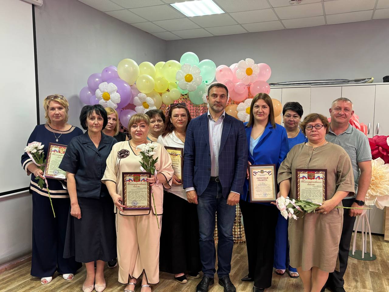 Сотрудников социальной сферы Навлинского района поздравили с профессиональным праздником