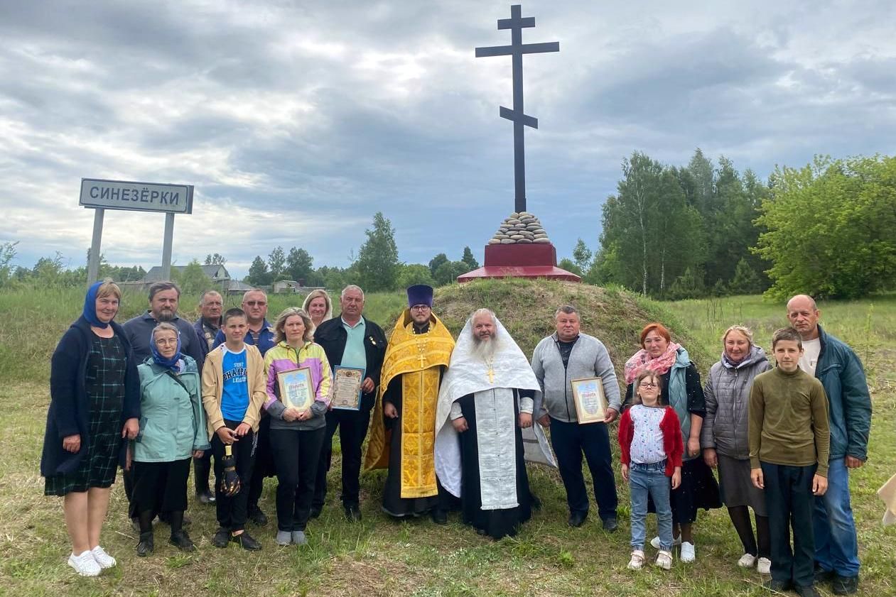 В посёлке Синезёрки Навлинского благочиния состоялось освящение Поклонного креста