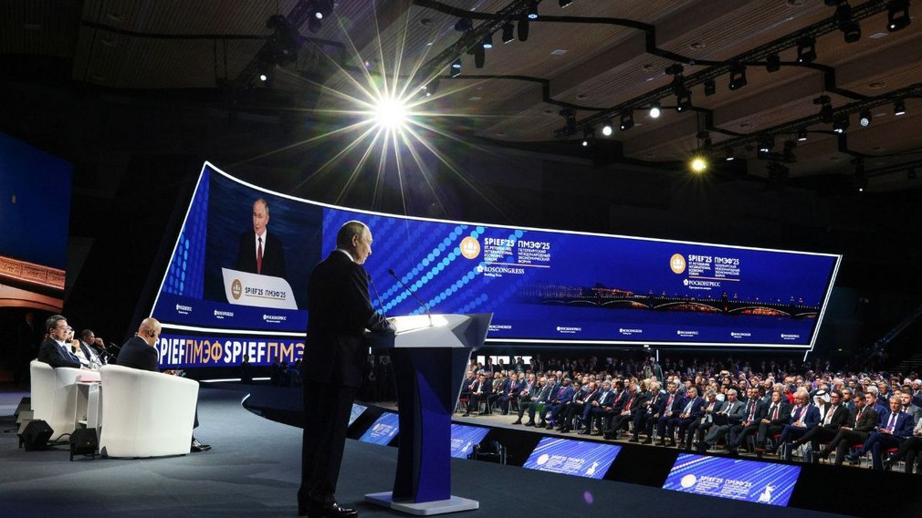 Брянский губернатор Александр Богомаз принял участие в пленарном заседании ПМЭФ-2025