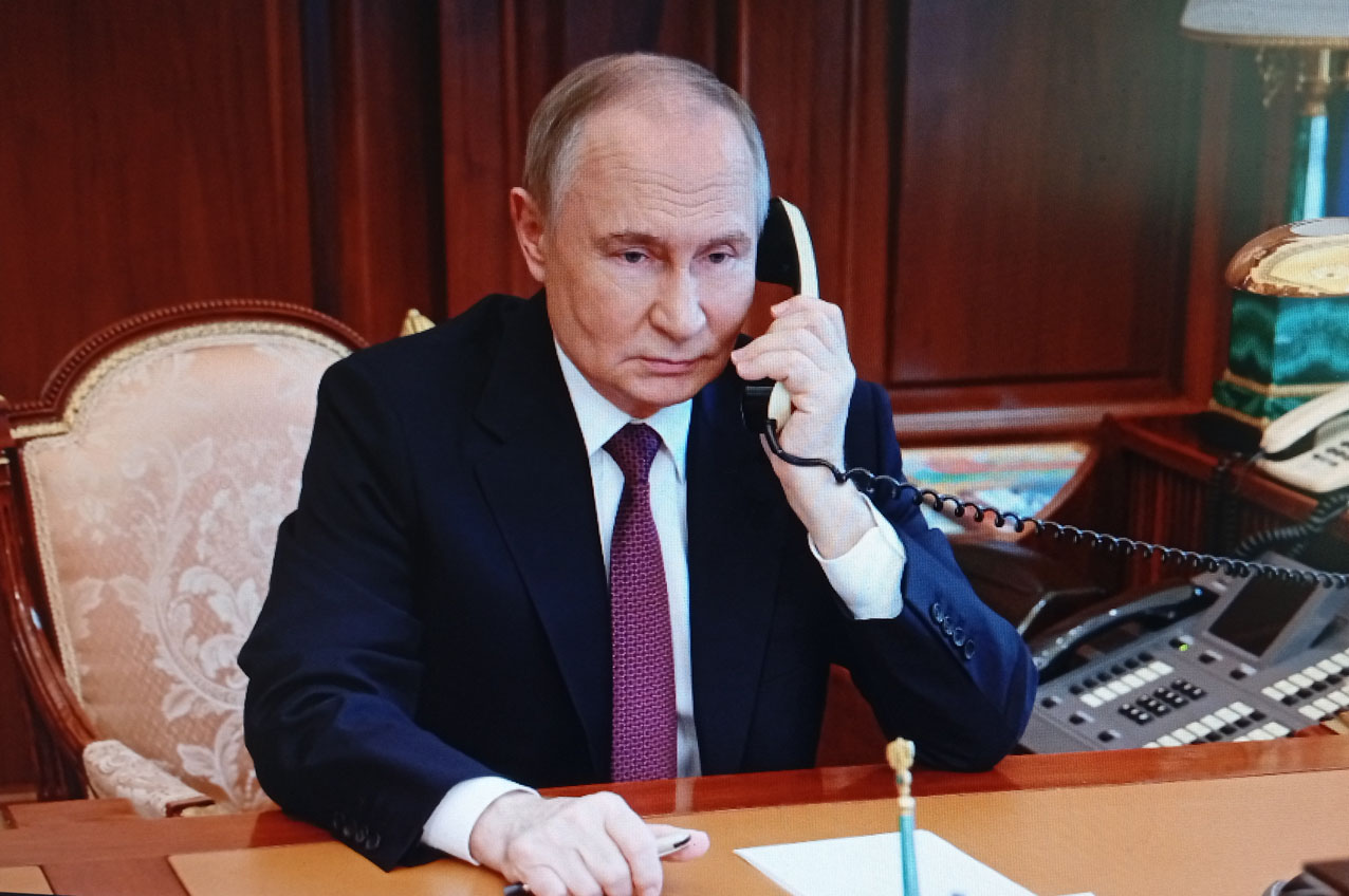 Президент РФ Владимир Путин провел телефонный разговор с Белозеровым и Богомазом в связи с ЧП под Брянском