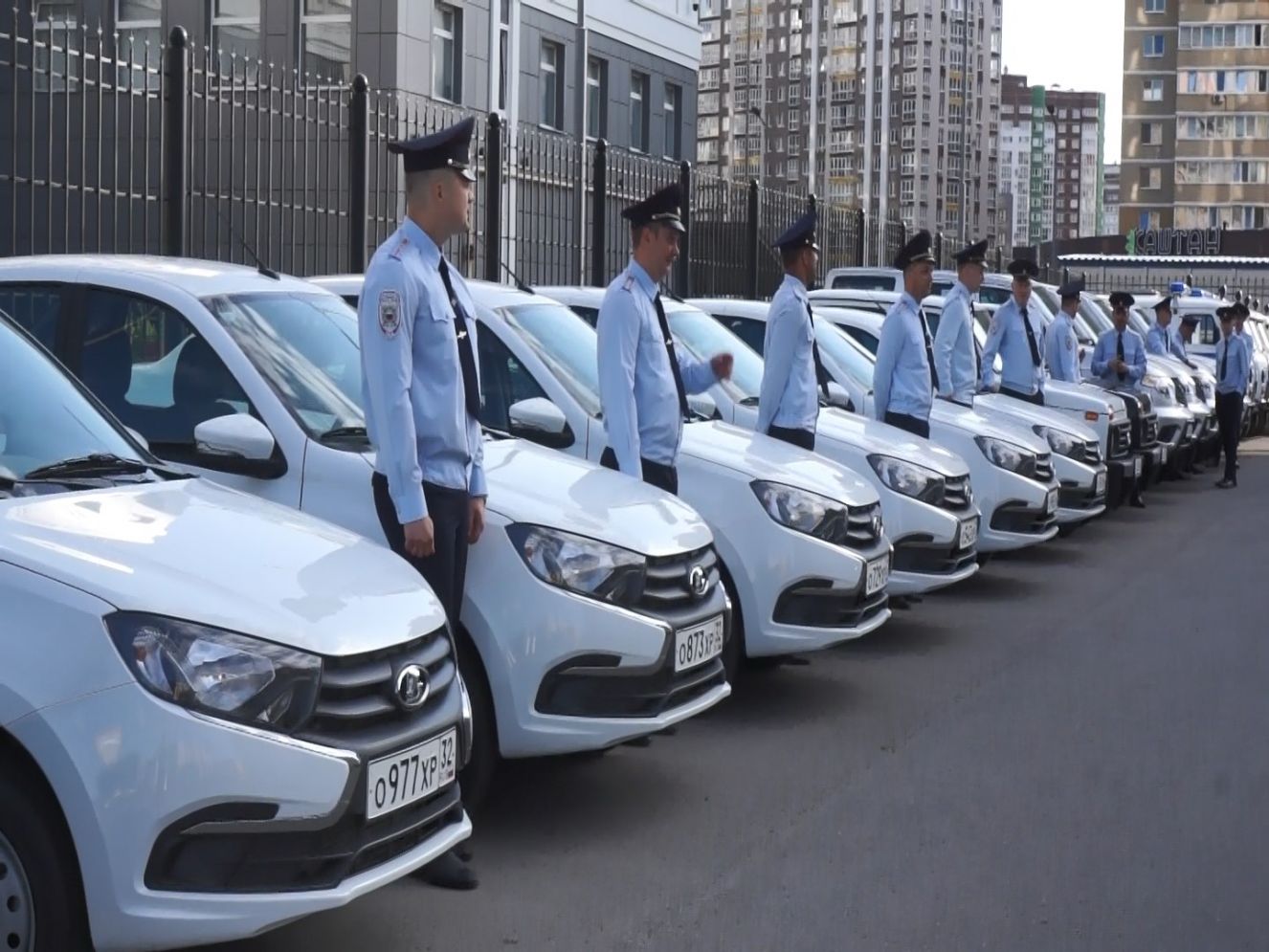 В Брянске полицейским вручили ключи от 20 новых служебных автомобилей