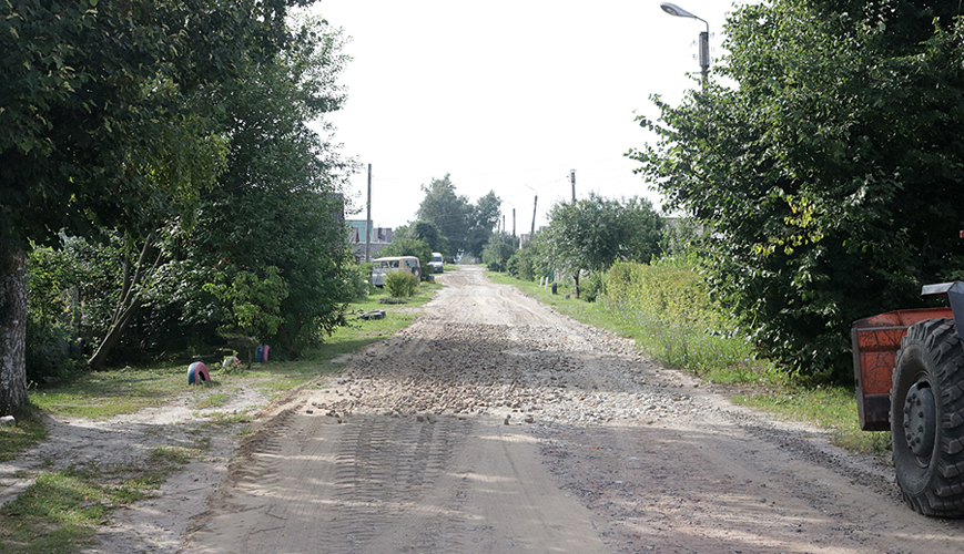 Стартовали работы по подсыпке и грейдированию дорог по улицам посёлка Навля