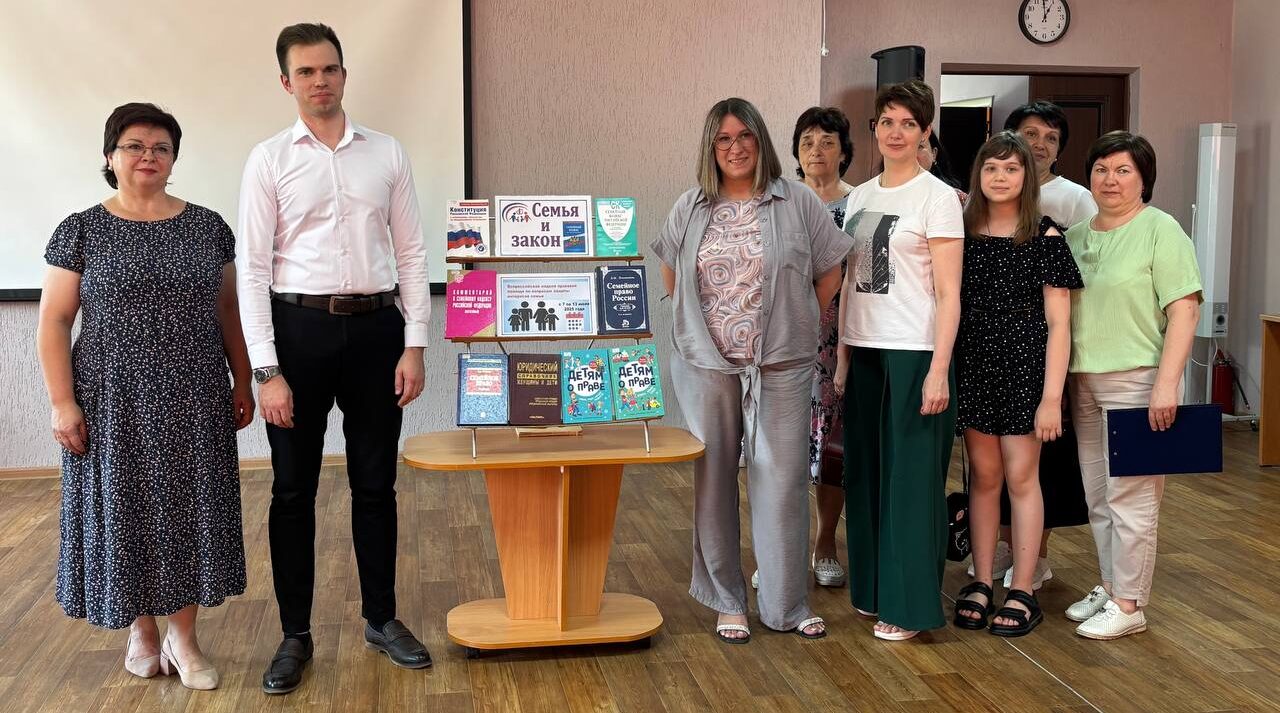 В Навлинской межпоселенческой библиотеке прошла важная встреча, посвящённая неделе правовой помощи по вопросам защиты интересов семьи