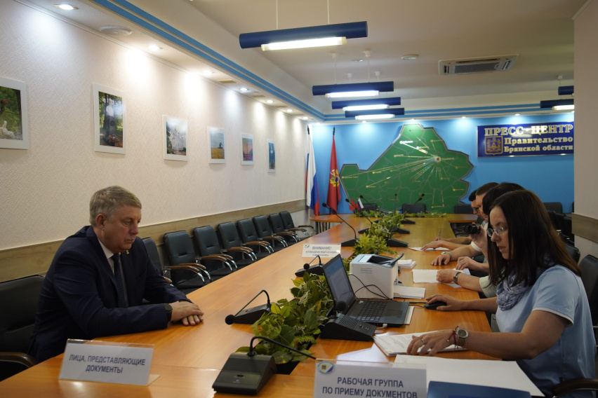 Кандидат на должность главы Брянщины Александр Богомаз представил в Избирком пакет документов для регистрации