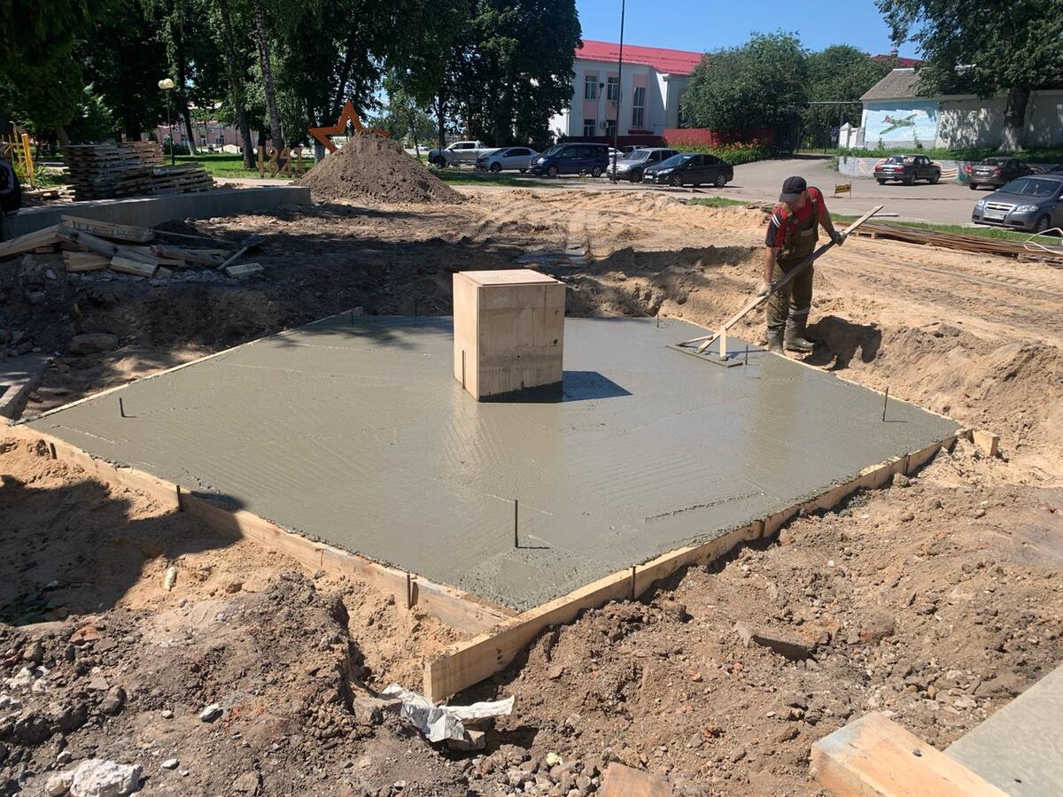 В брянском Стародубе обновляют мемориальный комплекс «Стена памяти»