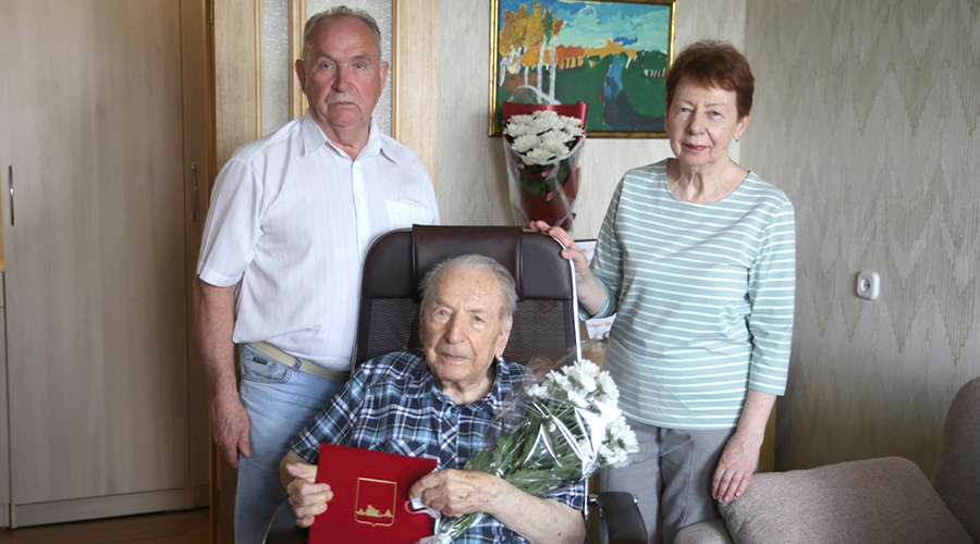 В Брянске с 103-летием поздравили ветерана Великой Отечественной войны Владимира Ильича Александрова