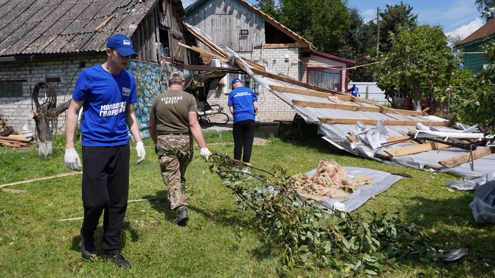 Брянские волонтеры помогли в ликвидации последствий урагана в Климово