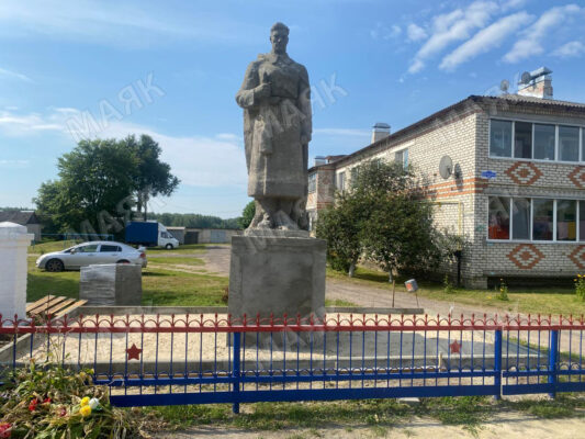 В Новозыбковском городском округе продолжаются работы по благоустройству мемориальных комплексов