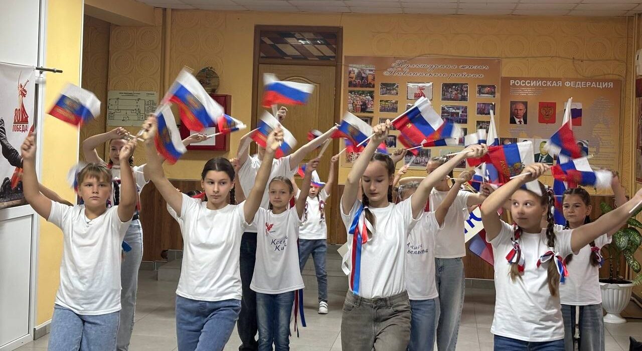 В Навле прошла акция «Флаг — символ единства»