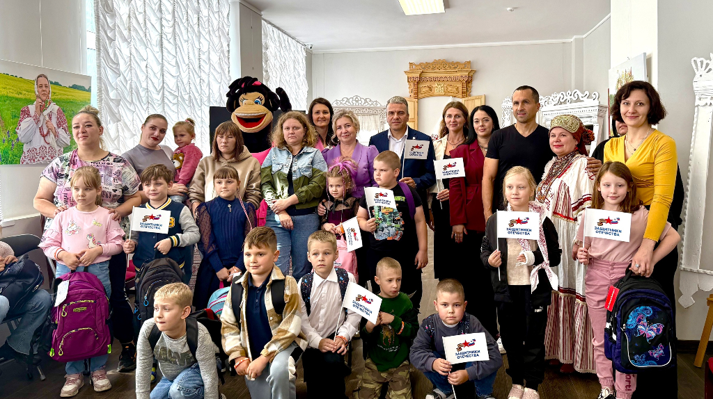 Брянским первоклассникам из семей участников СВО организовали праздник