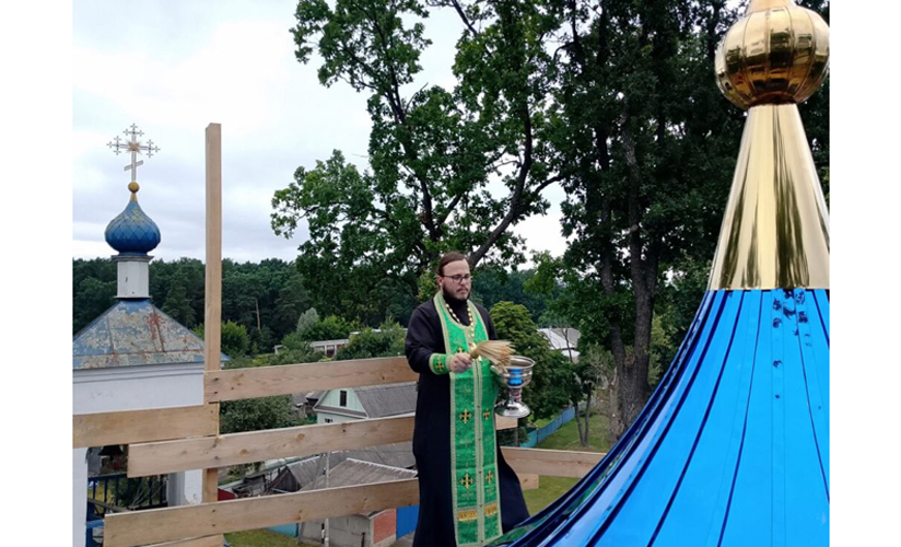 В Навлинском благочинии состоялось освящение Креста на центральный купол храма Казанской иконы Божией Матери