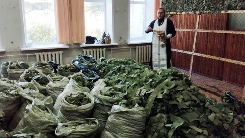 Благочинный Навлинского церковного округа очередной раз посетил объединение «серебряных» волонтеров «Энергия добра!» и освятил партию маскировочных сетей