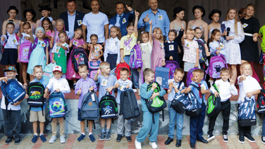 В Брянске 40 будущим первоклассникам подарили ранцы с канцтоварами