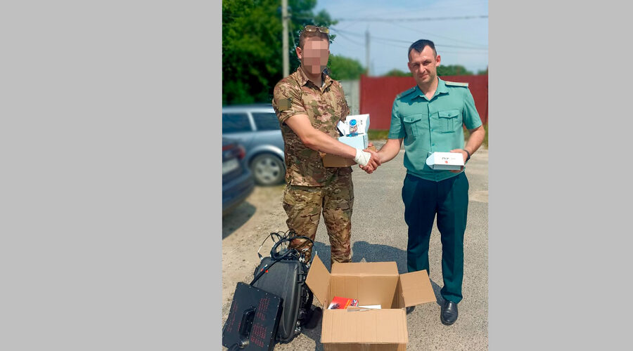 Брянские таможенники передали бойцам СВО радиостанции и маскировочные сети