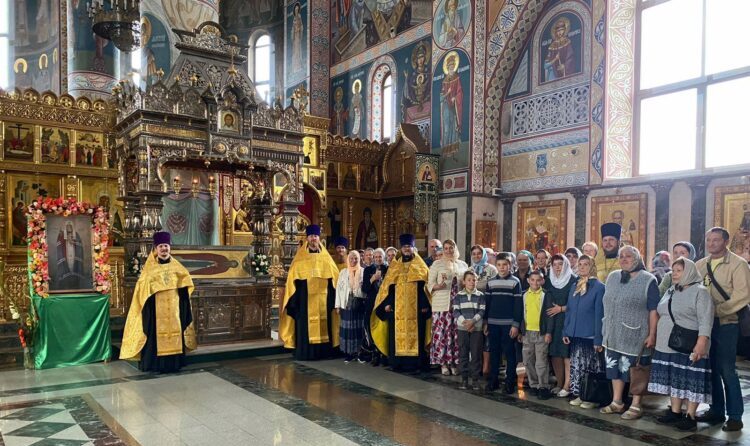 Духовенство и прихожане Навлинского благочиния совершили молебен с чтением акафиста перед ковчегом с мощами святителя Тихона, Патриарха Московского и всея Руси в Свято-Троицком кафедральном соборе города Брянска