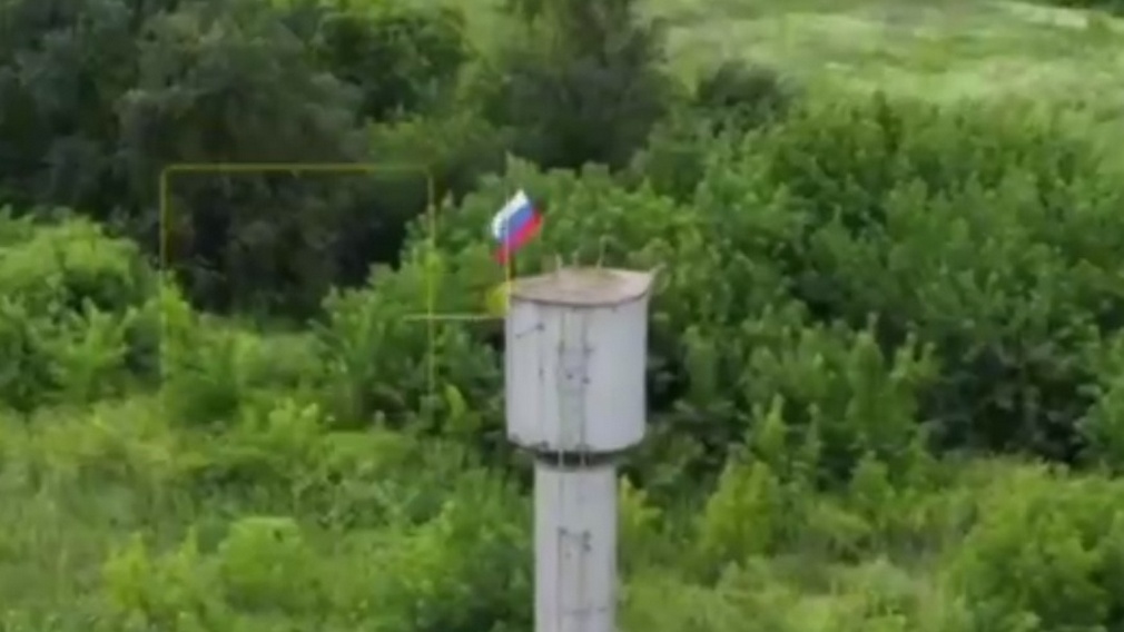 Оператор дрона из бригады «БАРС-Брянск» водрузил флаг РФ над населенным пунктом Гремяч