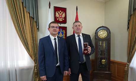 Глава Брянщины награжден Почетным знаком «От благодарного народа ЛНР»