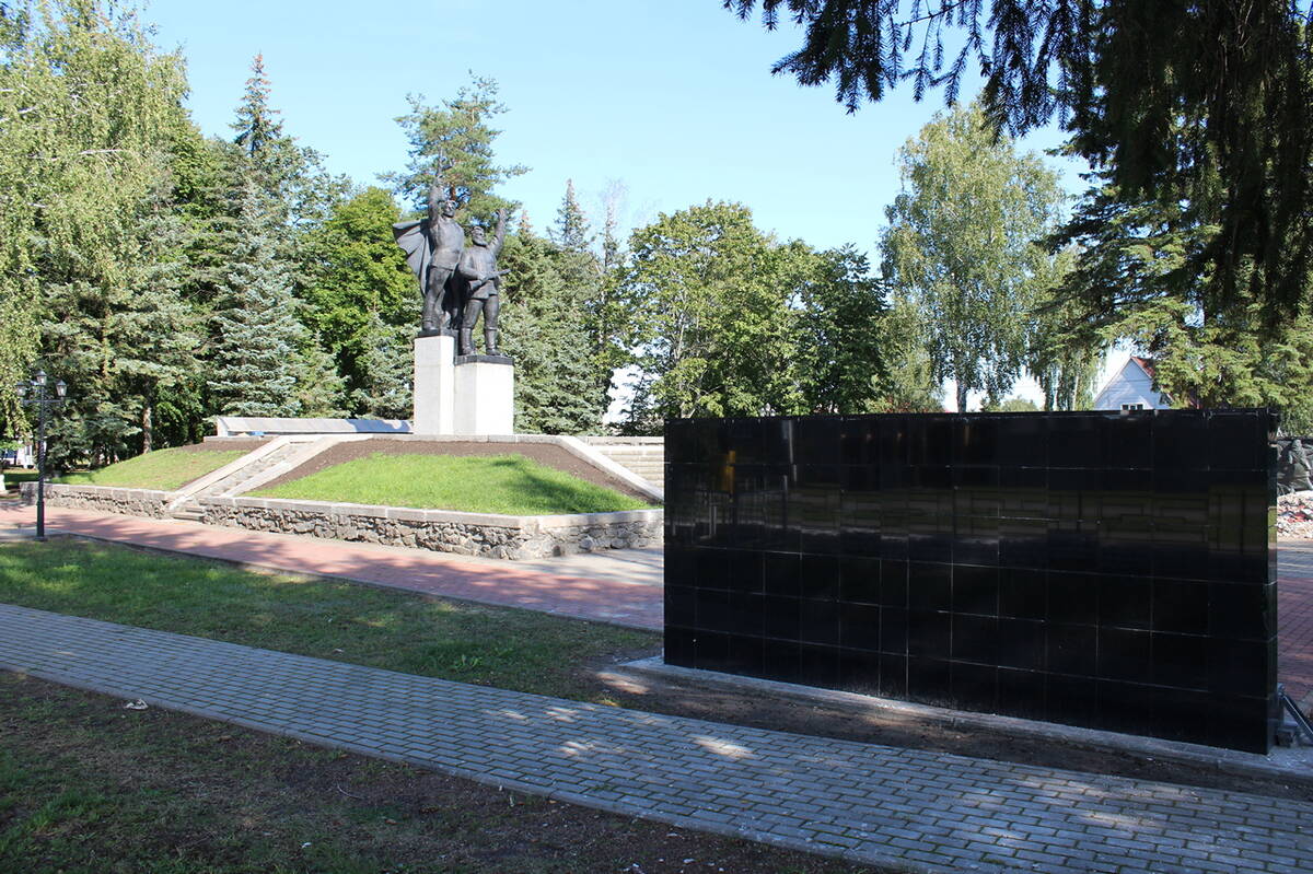 В брянской Суземке ведется благоустройство мемориального комплекса