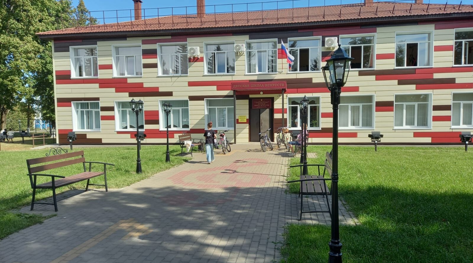 Новыми красками заиграло самое красивое здание Добруни в Брянской области