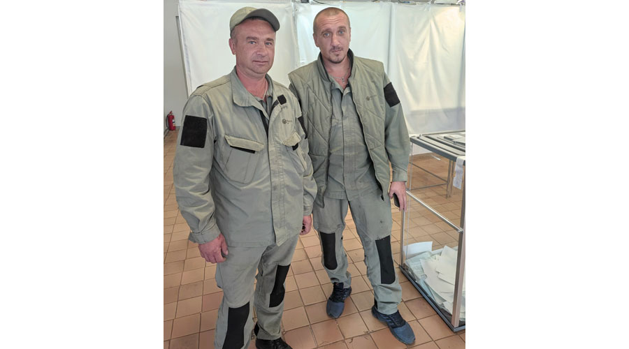 Навлинские мужчины активно идут на избирательные участки