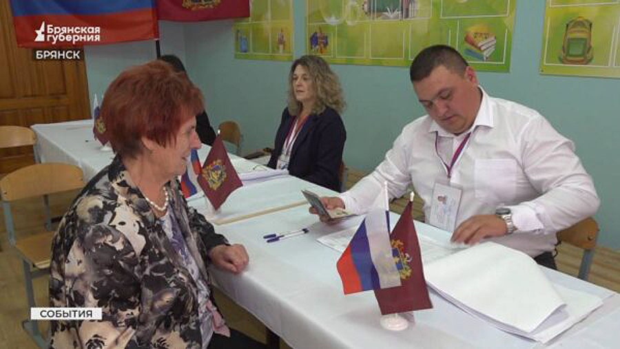 В Брянске проголосовать на выборах губернатора пришла мать Героя России Лидия Ермакова